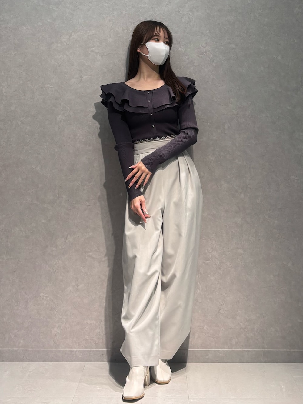 ベージュ系のその他パンツ、グレー系のニット/セーター、ホワイト系のブーツを着用したレディースの冬コーディネートの2枚目の写真