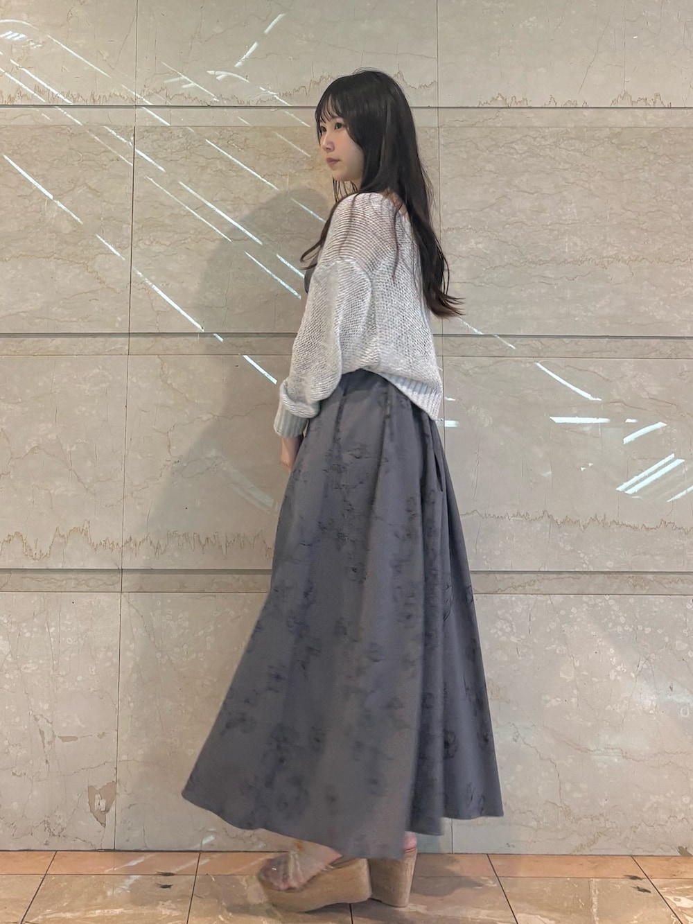 「MERCURYDUOのリネンライクバックレースアップキャミワンピース（ワンピース、グレー系）」を使った、NANAさん（レディース・155cm）の春コーディネートの5枚目の写真
