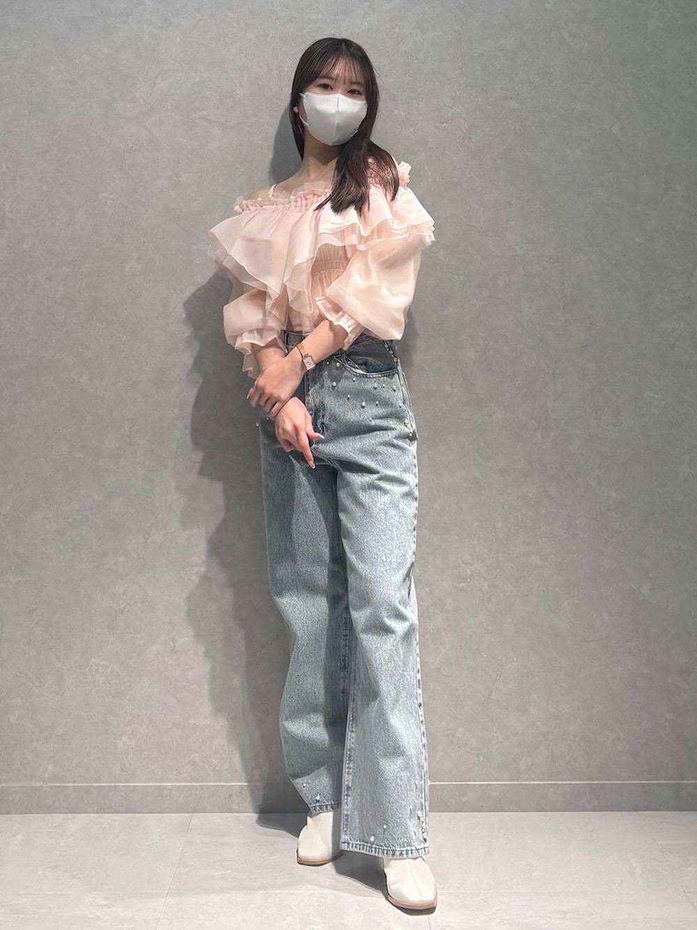 ブルー系のデニムパンツ、ピンク系のシャツ/ブラウス、ホワイト系のブーツを着用したレディースの春コーディネートの5枚目の写真