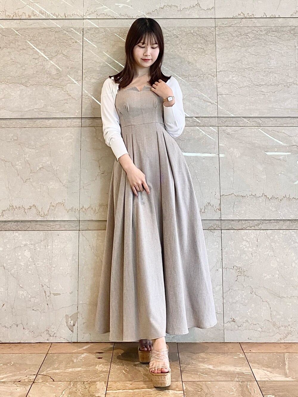 ベージュ系のワンピース、ホワイト系のカーディガン/ボレロ、その他のサンダルを着用したレディースの春コーディネートの3枚目の写真