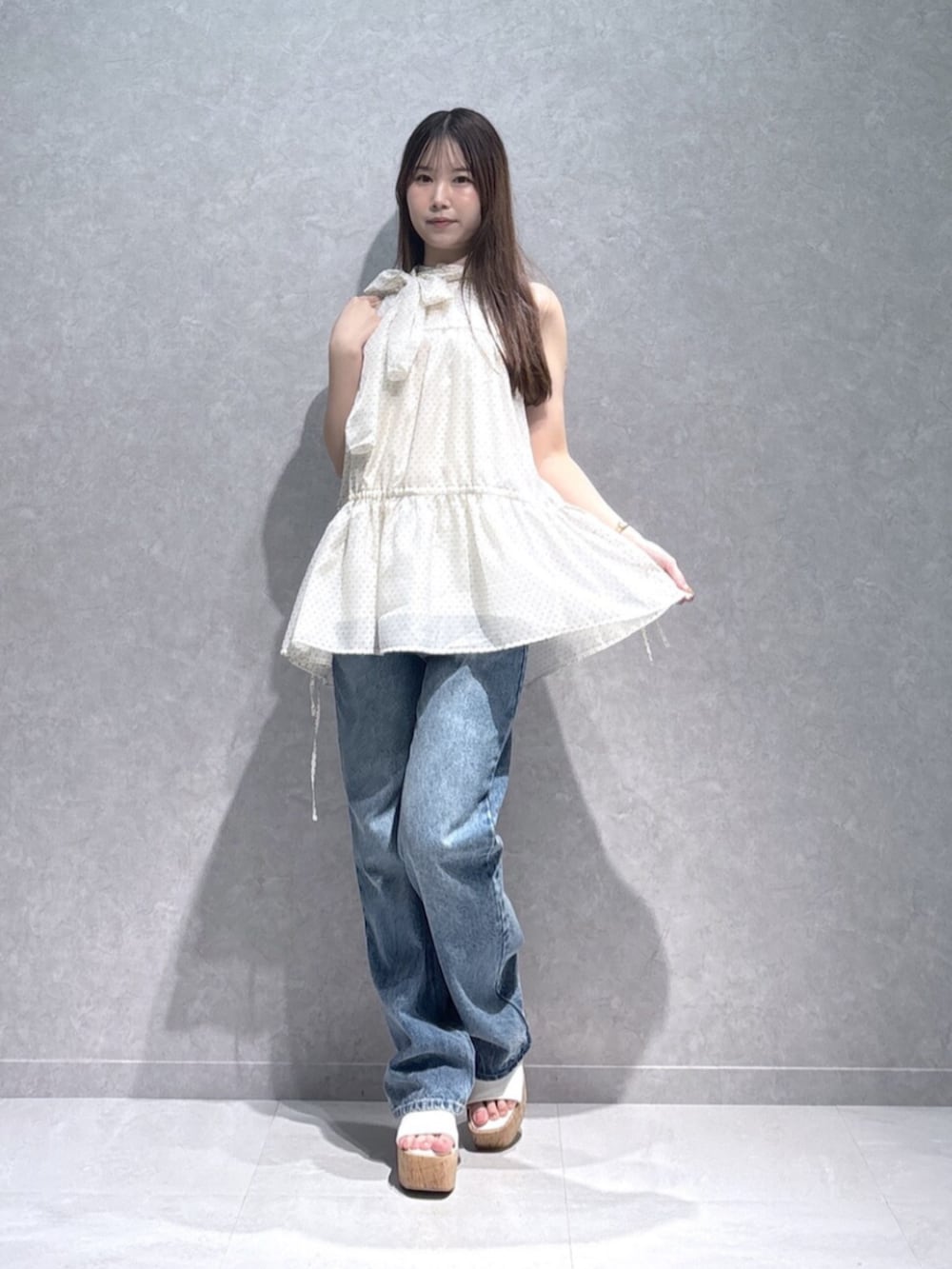 ホワイト系のサンダル、ブルー系のデニムパンツ、ホワイト系のシャツ/ブラウスを着用したレディースの夏コーディネートの3枚目の写真