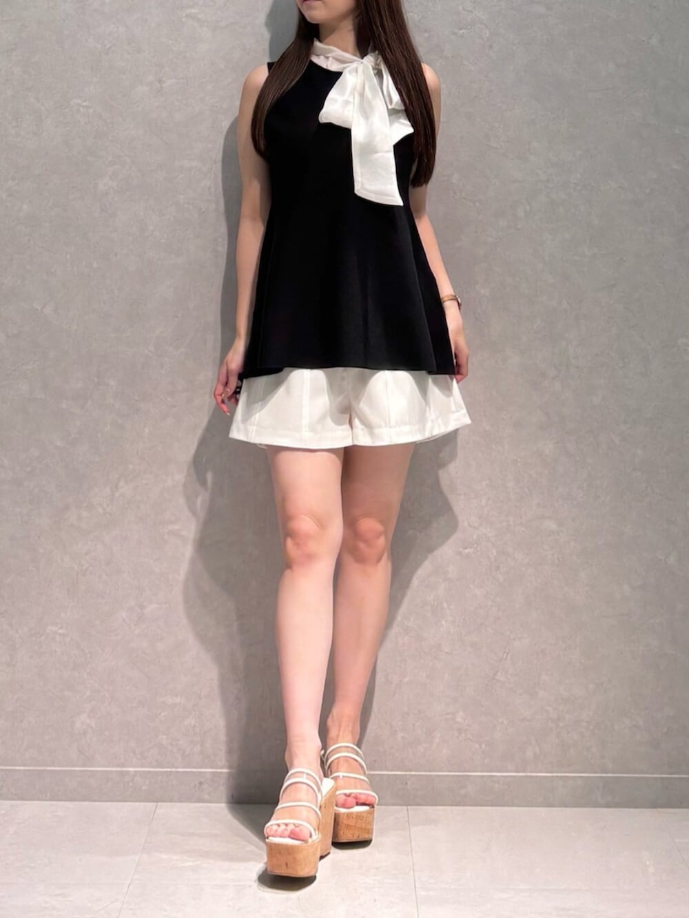 その他のサンダル、ホワイト系のその他パンツ、ブラック系のニット/セーターを着用したレディースの夏コーディネートの2枚目の写真