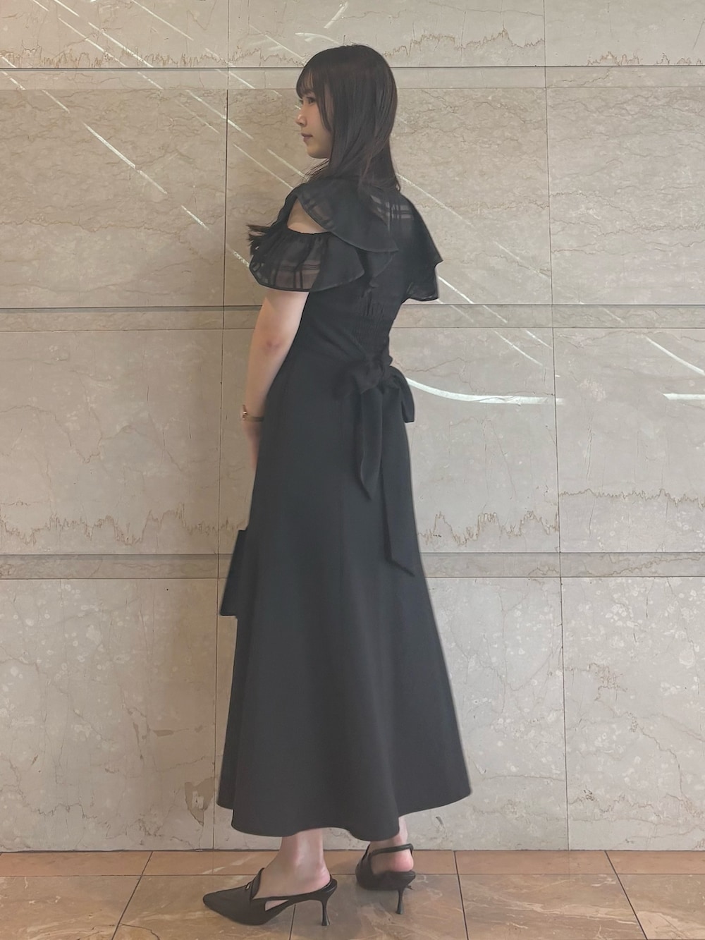 「MERCURYDUOのアコーディオンスクエアバッグ（ハンドバッグ、ブラック系）」を使った、NANAさん（レディース・155cm）の夏コーディネートの3枚目の写真