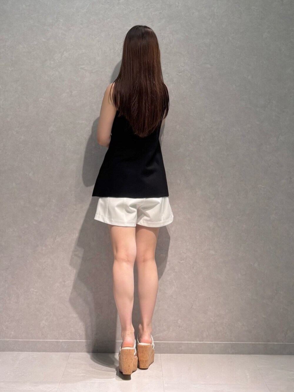 その他のサンダル、ホワイト系のその他パンツ、ブラック系のニット/セーターを着用したレディースの夏コーディネートの5枚目の写真