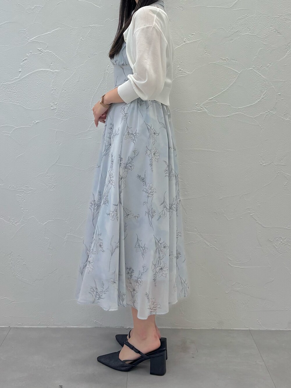 ブルー系のワンピース、ブルー系のパンプス、ホワイト系のカーディガン/ボレロを着用したレディースの夏コーディネートの4枚目の写真