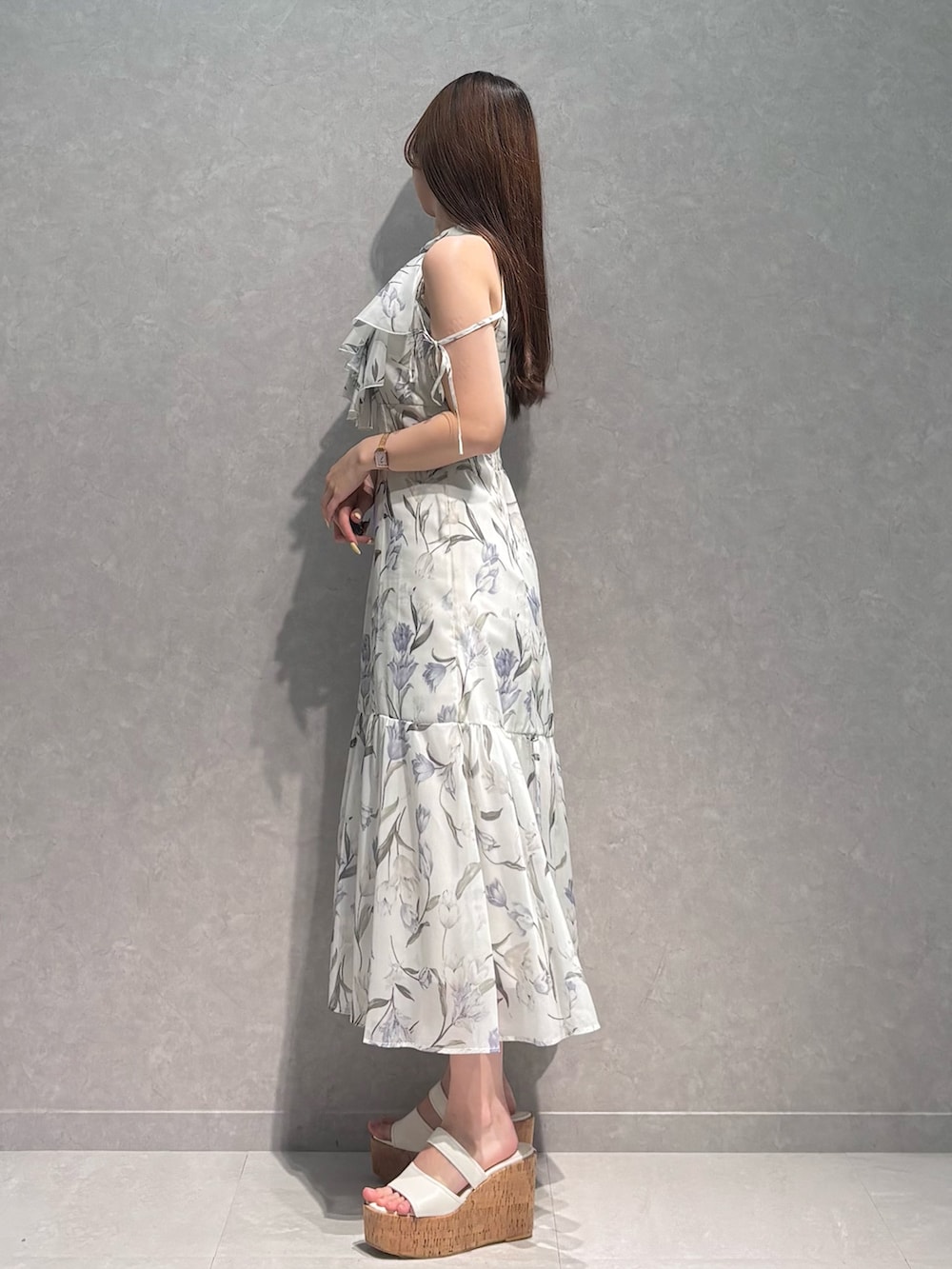 ホワイト系のワンピース、ホワイト系のサンダルを着用したレディースの春コーディネートの4枚目の写真