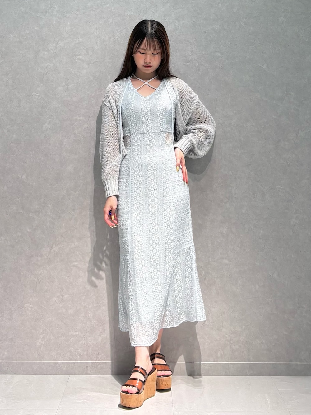 ブルー系のワンピース、グレー系のカーディガン/ボレロ、ブラウン系のサンダルを着用したレディースの春コーディネートの3枚目の写真