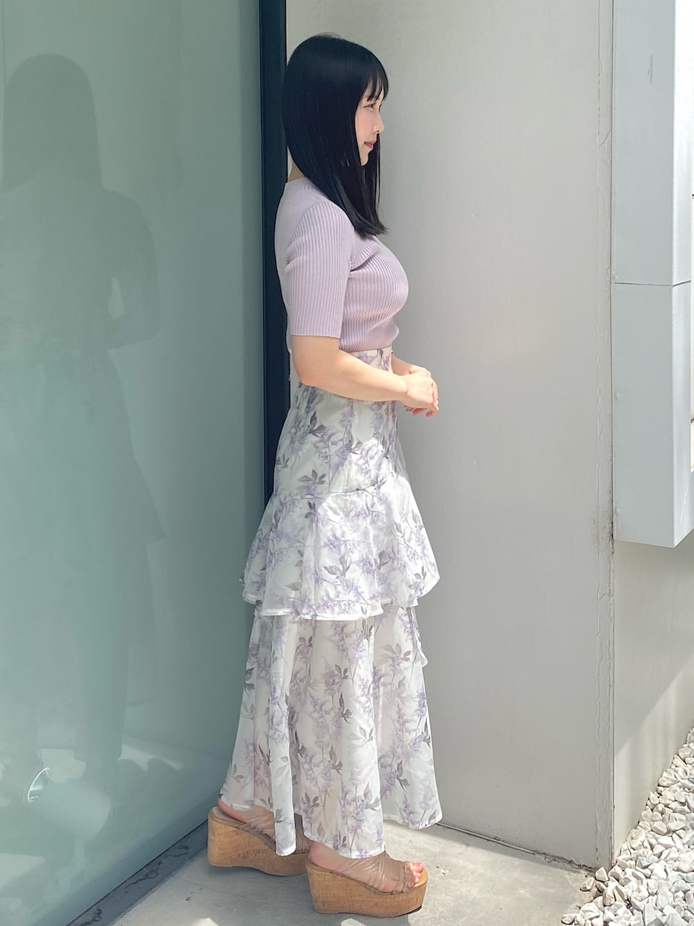 その他のサンダル、パープル系のスカート、パープル系のニット/セーターを着用したレディースの夏コーディネートの2枚目の写真