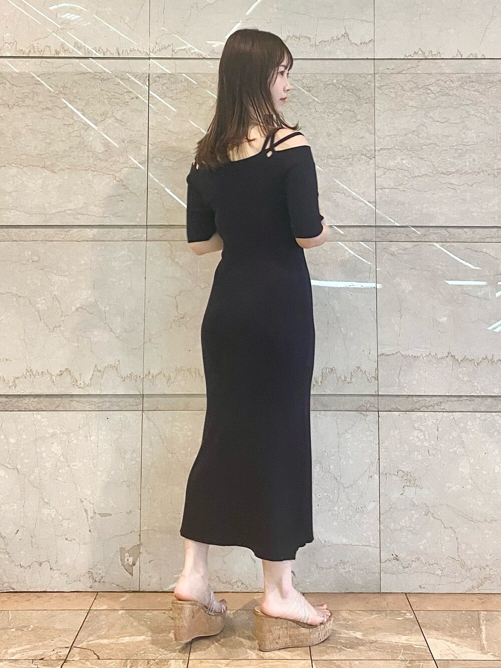 ブルー系のワンピース、その他のサンダルを着用したレディースの春コーディネートの4枚目の写真