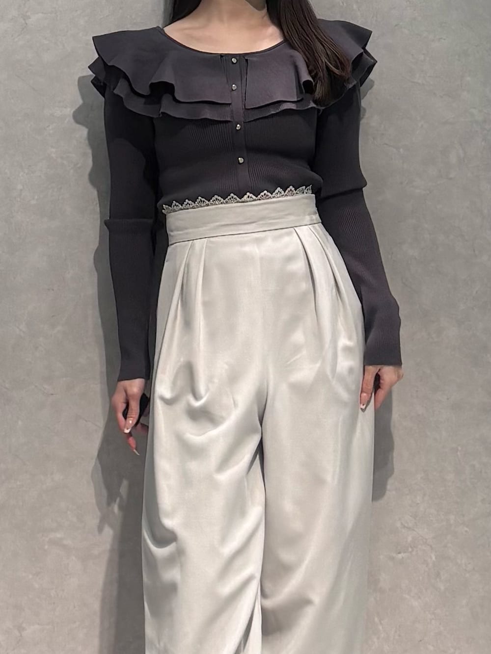 ベージュ系のその他パンツ、グレー系のニット/セーター、ホワイト系のブーツを着用したレディースの冬コーディネートの3枚目の写真