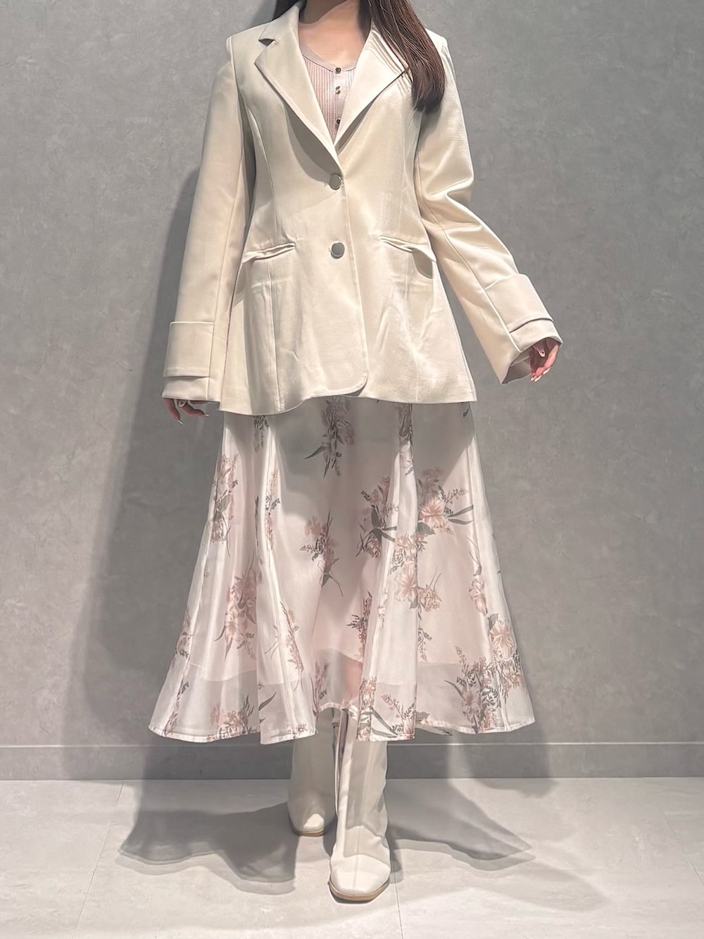 ベージュ系のワンピース、ホワイト系のテーラードジャケット、ホワイト系のブーツを着用したレディースの春コーディネートの5枚目の写真