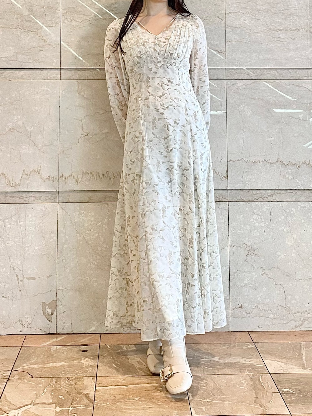 ホワイト系のワンピース、ホワイト系のブーツを着用したレディースの冬コーディネートの2枚目の写真