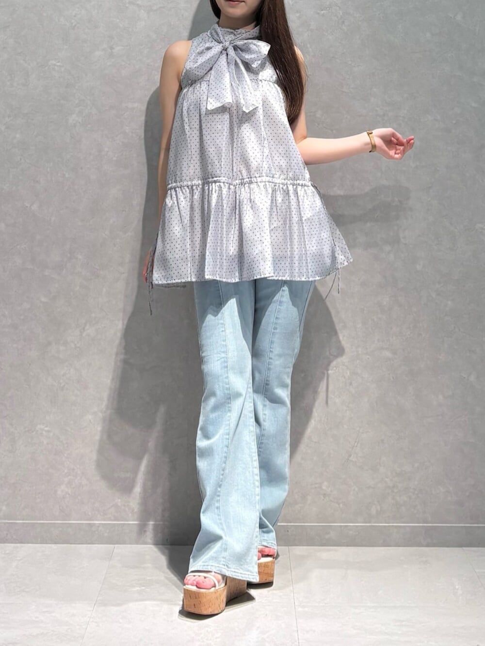 ブルー系のデニムパンツ、その他のサンダル、グレー系のシャツ/ブラウスを着用したレディースの夏コーディネートの5枚目の写真