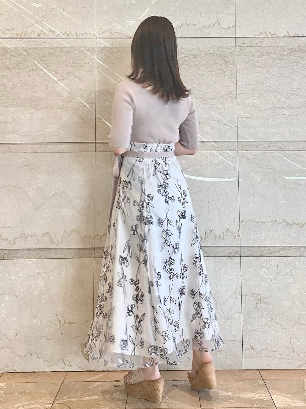 ベージュ系のワンピース、その他のサンダルを着用したレディースの春コーディネートの3枚目の写真