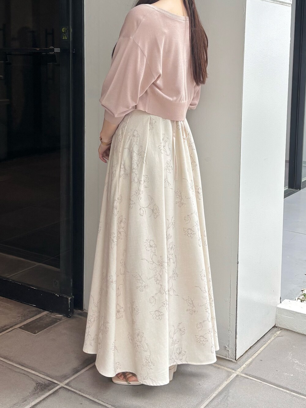 ホワイト系のワンピース、ホワイト系のサンダル、ベージュ系のカーディガン/ボレロを着用したレディースの夏コーディネートの3枚目の写真