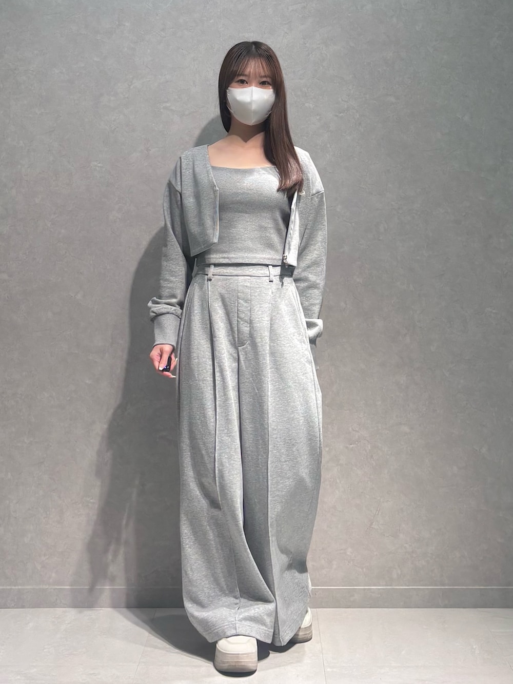 グレー系のその他パンツ、グレー系のTシャツ/カットソーを着用したレディースの春コーディネートの3枚目の写真