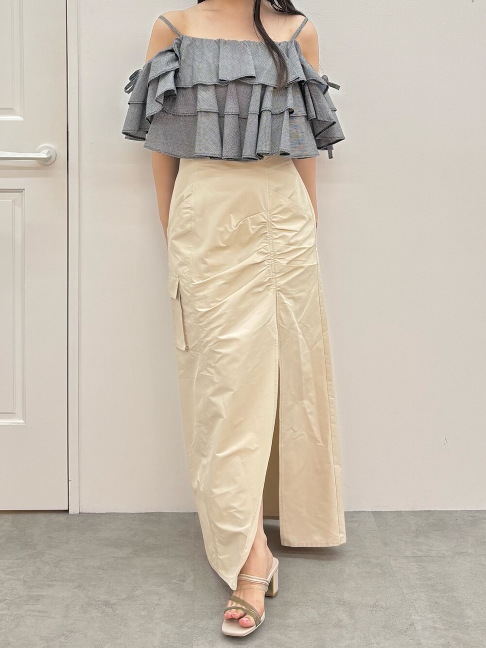 ホワイト系のスカート、ホワイト系のサンダル、その他のシャツ/ブラウスを着用したレディースの夏コーディネートの2枚目の写真