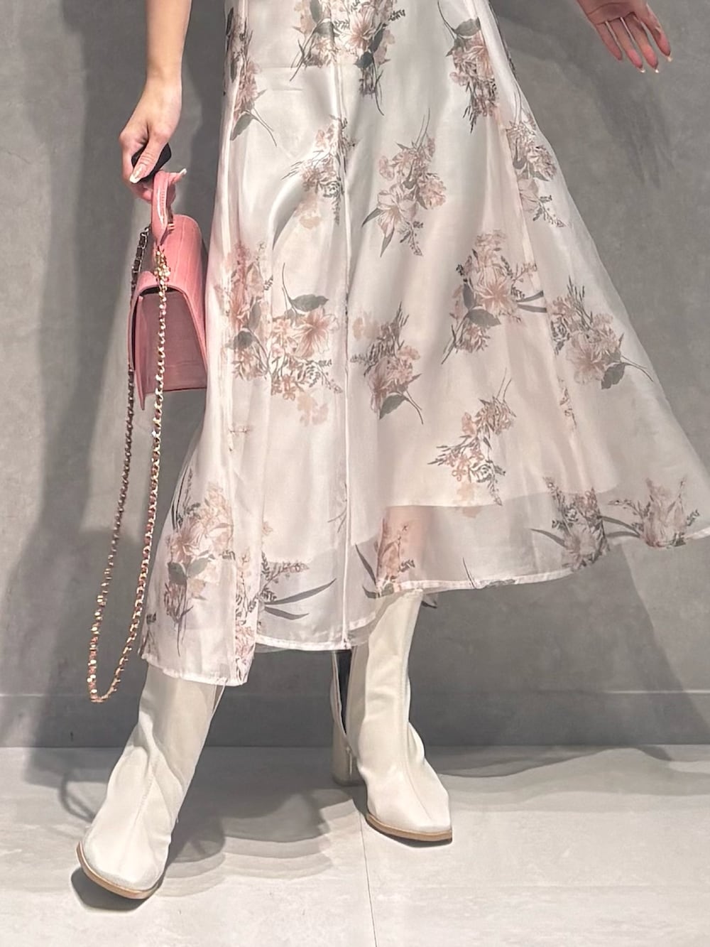 ベージュ系のワンピース、ホワイト系のブーツ、ピンク系のハンドバッグを着用したレディースの冬コーディネートの5枚目の写真