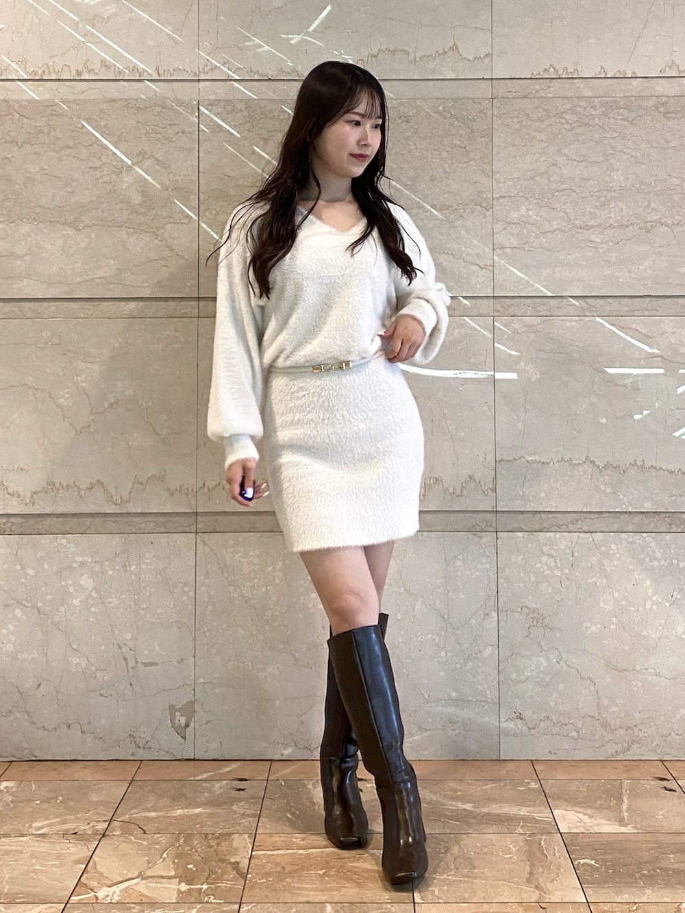 ホワイト系のワンピース、ブラウン系のブーツ、ホワイト系のベルトを着用したレディースの秋コーディネートの2枚目の写真