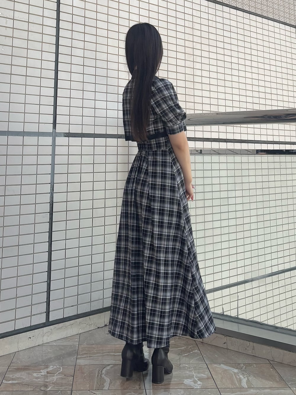 その他のワンピース、ブラウン系のブーツを着用したレディースの夏コーディネートの3枚目の写真