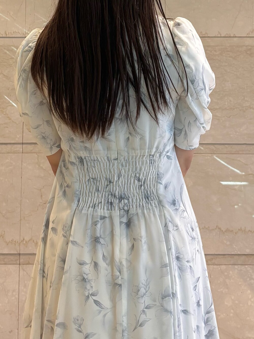 ホワイト系のワンピース、ブラック系のパンプスを着用したレディースの春コーディネートの7枚目の写真