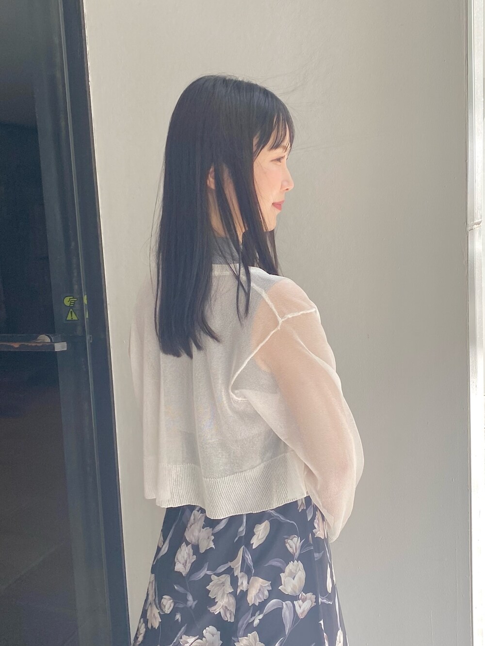 ブルー系のワンピース、その他のサンダル、ホワイト系のカーディガン/ボレロを着用したレディースの夏コーディネートの5枚目の写真