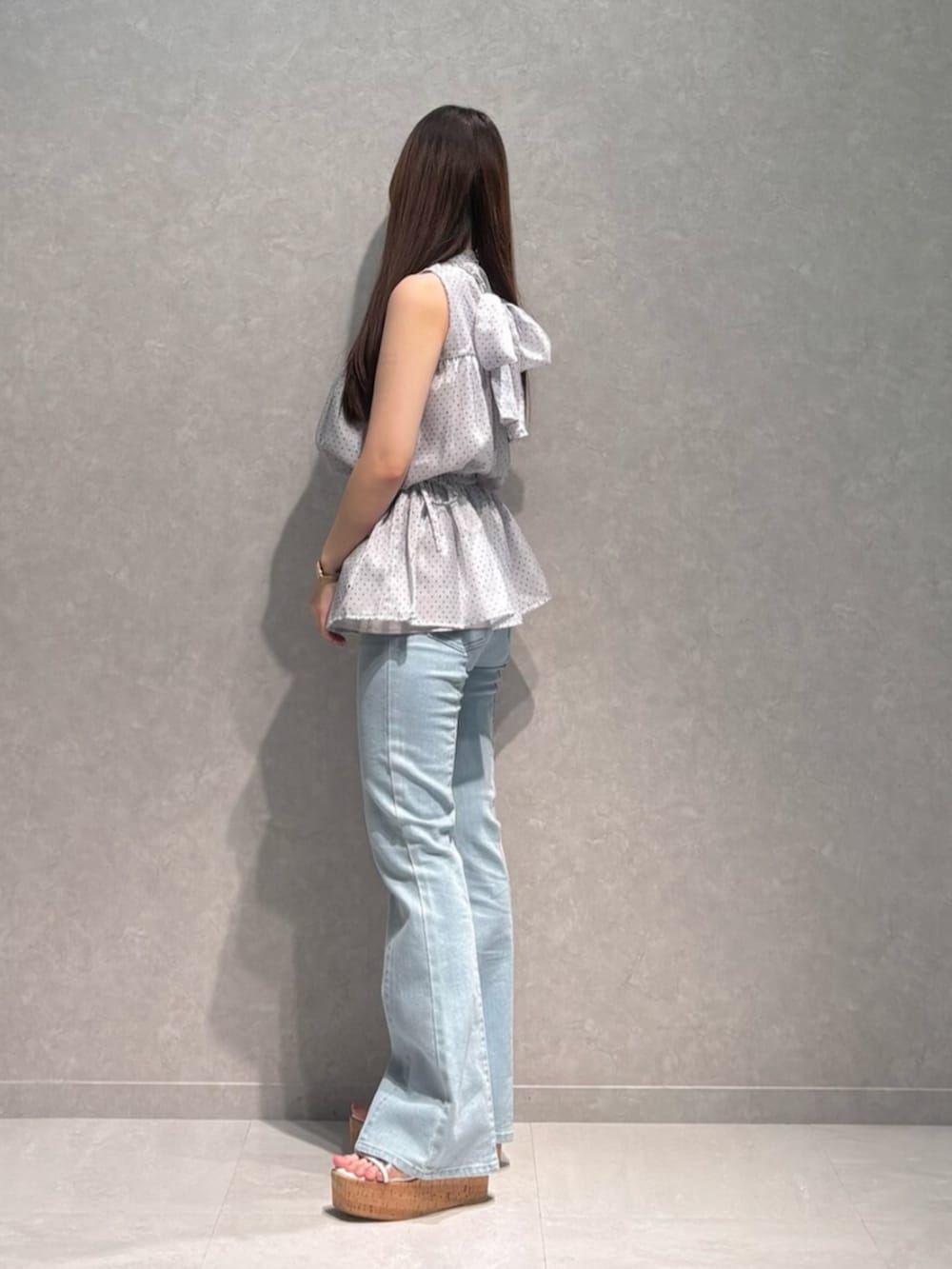 ブルー系のデニムパンツ、その他のサンダル、グレー系のシャツ/ブラウスを着用したレディースの夏コーディネートの3枚目の写真