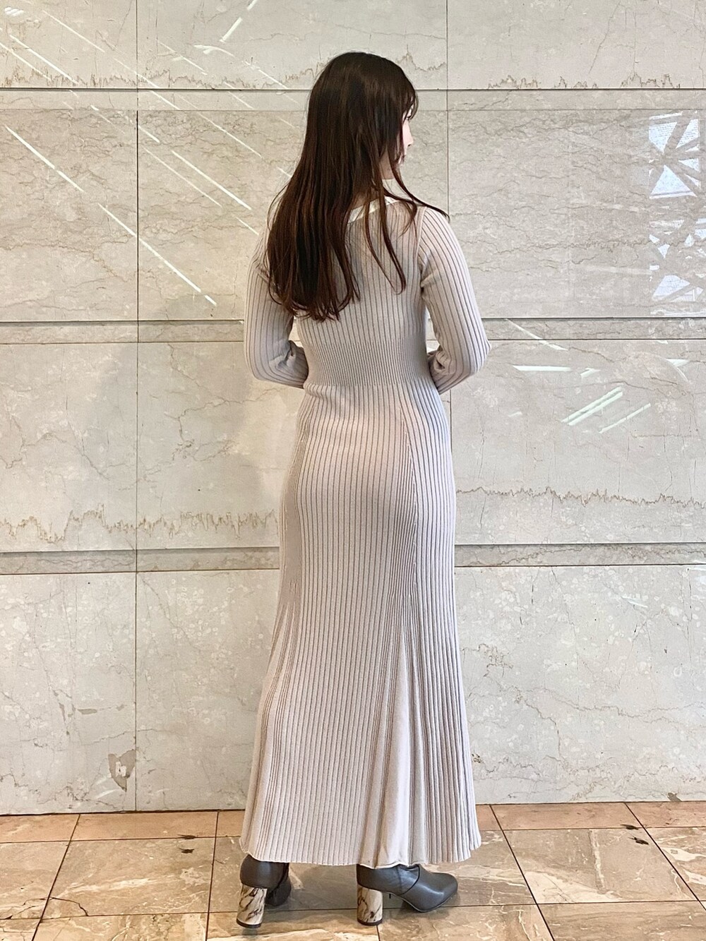 ピンク系のワンピース、ブラウン系のブーツを着用したレディースの冬コーディネートの4枚目の写真