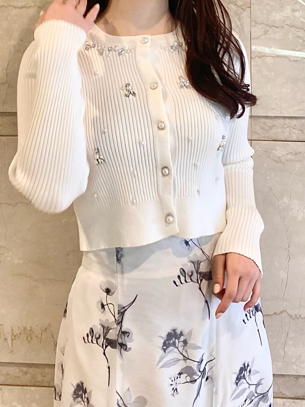 ホワイト系のスカート、ホワイト系のカーディガン/ボレロ、ホワイト系のブーツを着用したレディースの冬コーディネートの5枚目の写真