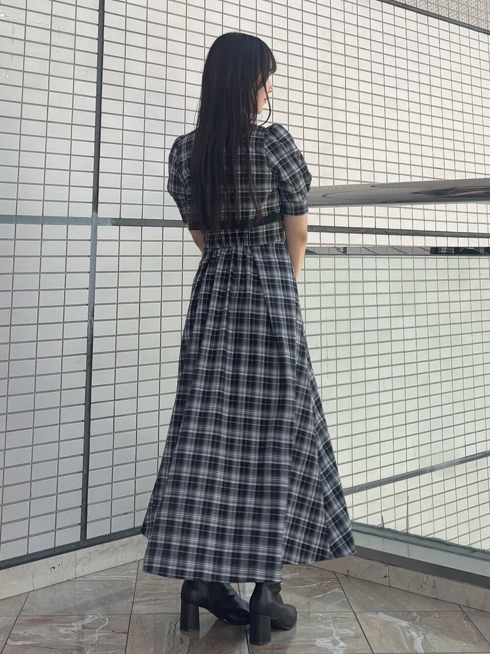 その他のワンピース、ブラウン系のブーツを着用したレディースの夏コーディネートの4枚目の写真