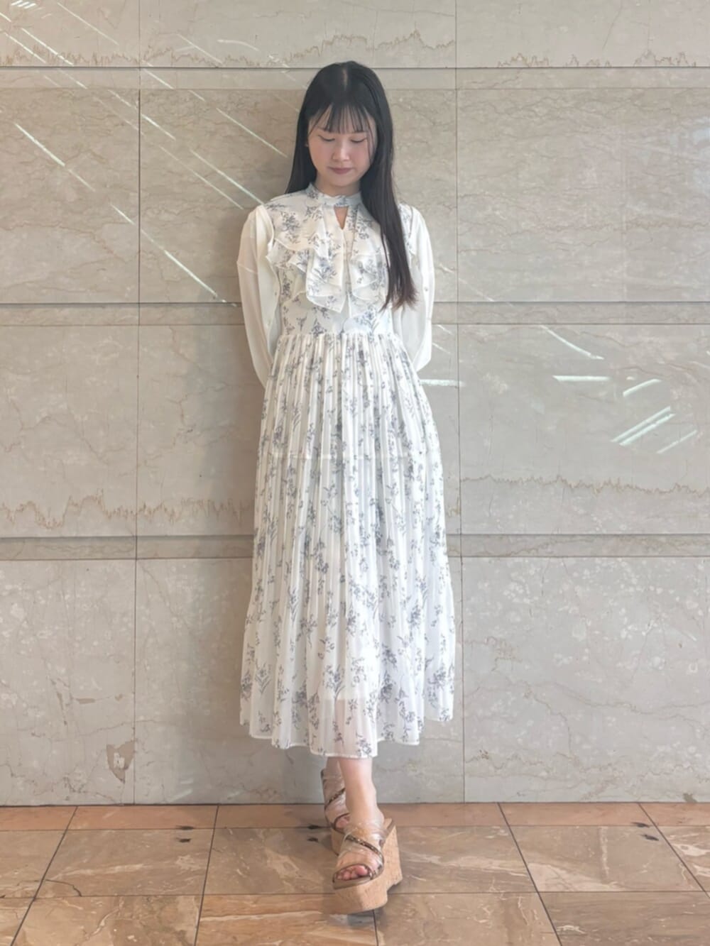 「MERCURYDUOのクリアチューブウェッジサンダル（サンダル、ブラウン系）」を使った、NANAさん（レディース・155cm）の春コーディネートの4枚目の写真