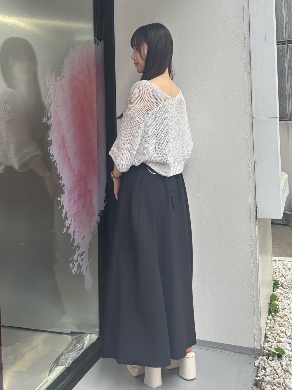 ブラック系のワンピース、ホワイト系のサンダル、ブラック系のハンドバッグを着用したレディースの夏コーディネートの4枚目の写真