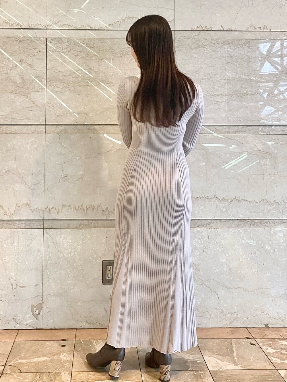 ピンク系のワンピース、ブラウン系のブーツを着用したレディースの冬コーディネートの3枚目の写真