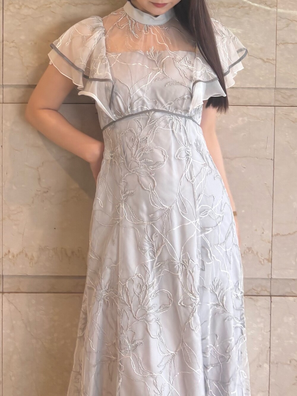 グレー系のドレス、ベージュ系のパンプスを着用したレディースの秋コーディネートの5枚目の写真