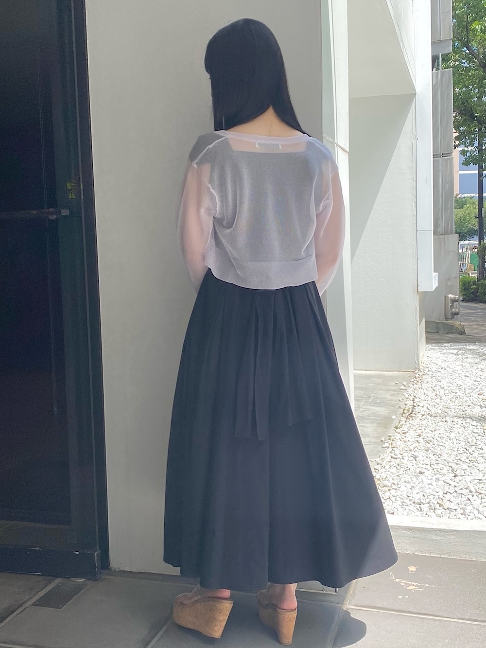 ブラック系のワンピース、その他のサンダル、パープル系のカーディガン/ボレロを着用したレディースの夏コーディネートの3枚目の写真