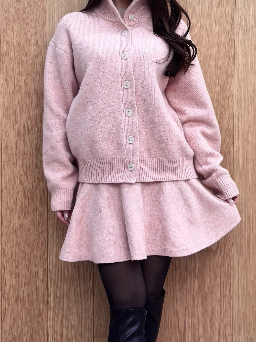 ブラウン系のブーツ、ピンク系のワンピースを着用したレディースの冬コーディネートの5枚目の写真