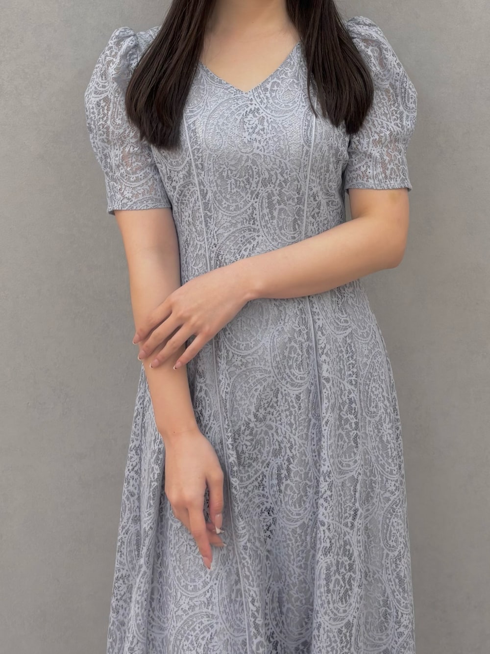 ブルー系のワンピース、ホワイト系のパンプスを着用したレディースの冬コーディネートの5枚目の写真