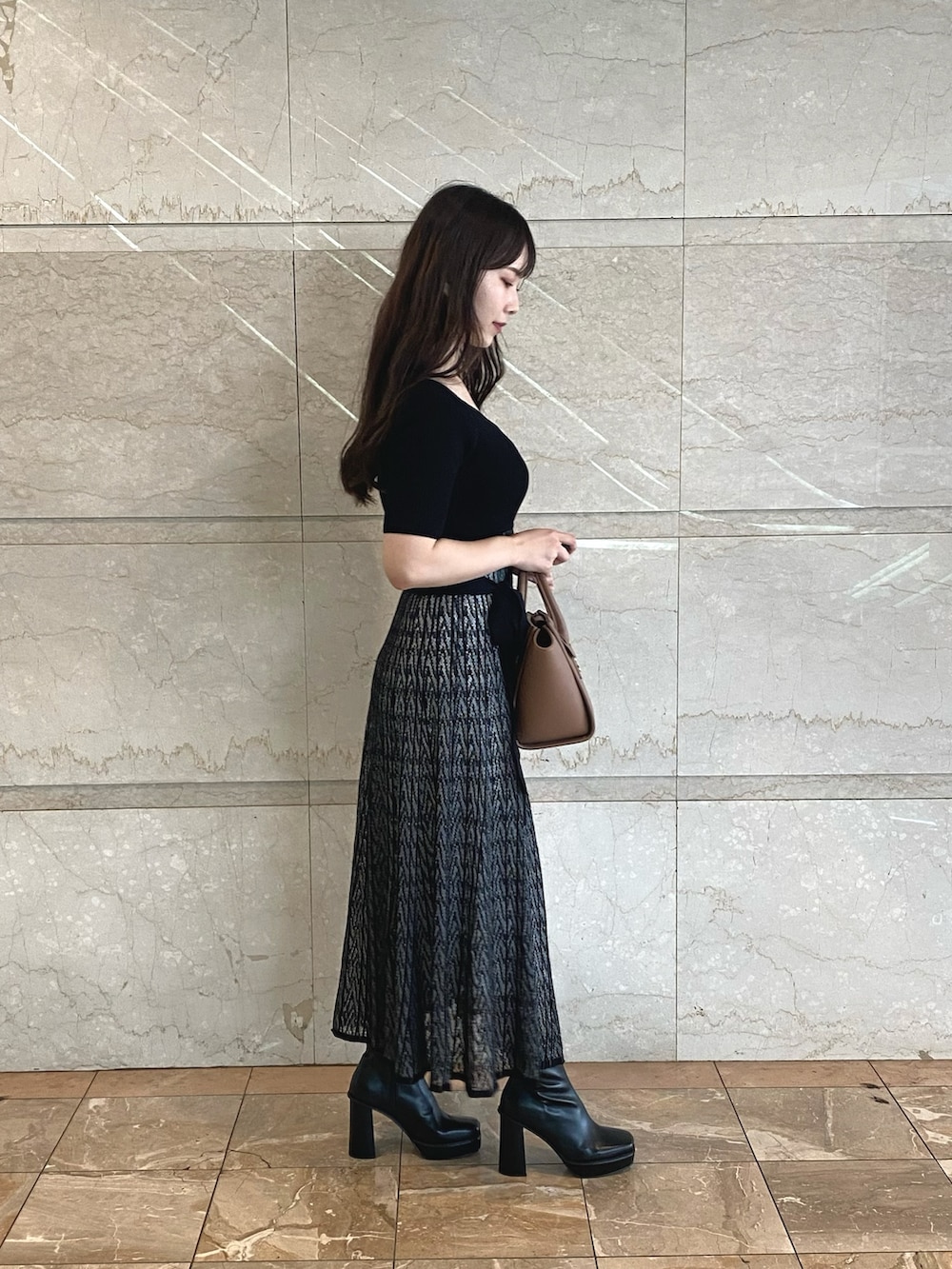「MERCURYDUOのフェイクレザーミニトート（トートバッグ、ブラウン系）」を使った、NANAさん（レディース・155cm）の夏コーディネートの3枚目の写真