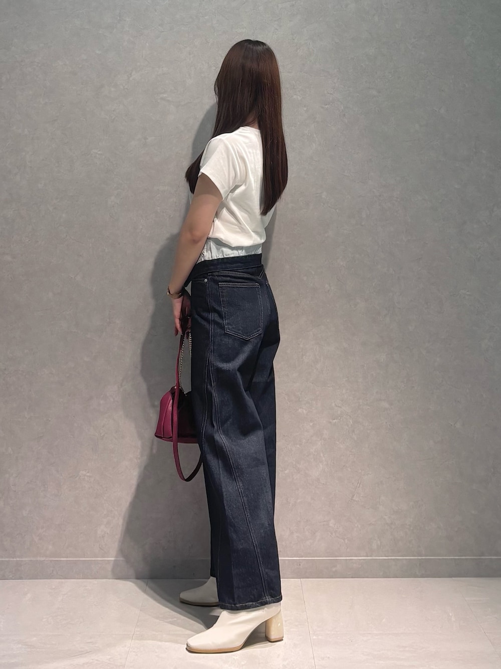 ブルー系のその他パンツ、ホワイト系のTシャツ/カットソー、レッド系のショルダーバッグを着用したレディースの春コーディネートの4枚目の写真