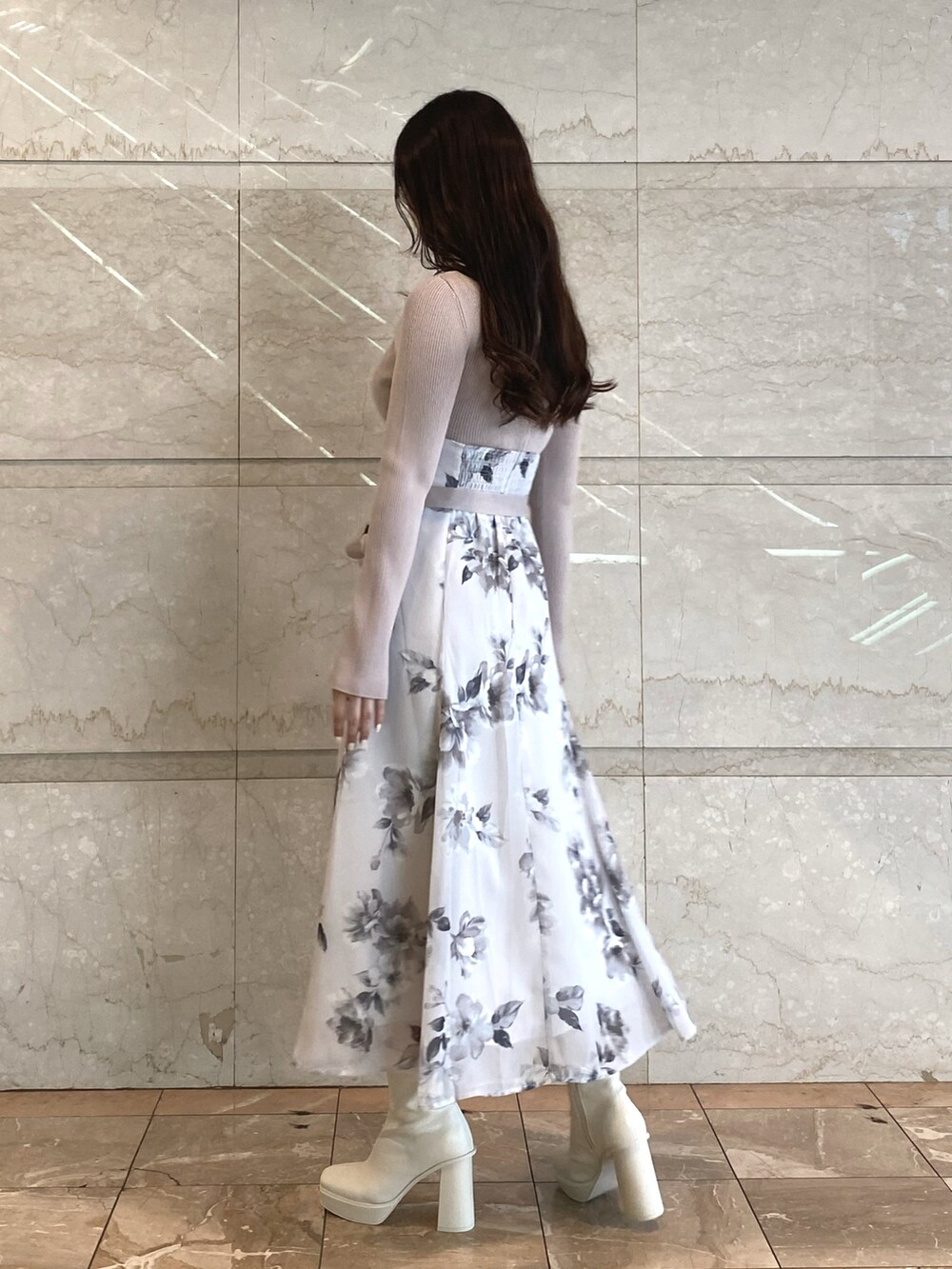 ベージュ系のワンピース、ホワイト系のブーツ、ベージュ系のテーラードジャケットを着用したレディースの秋コーディネートの8枚目の写真