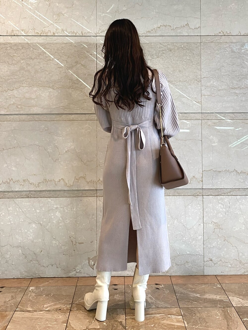 ホワイト系のブーツ、ピンク系のワンピース、ブラウン系のハンドバッグを着用したレディースの秋コーディネートの3枚目の写真