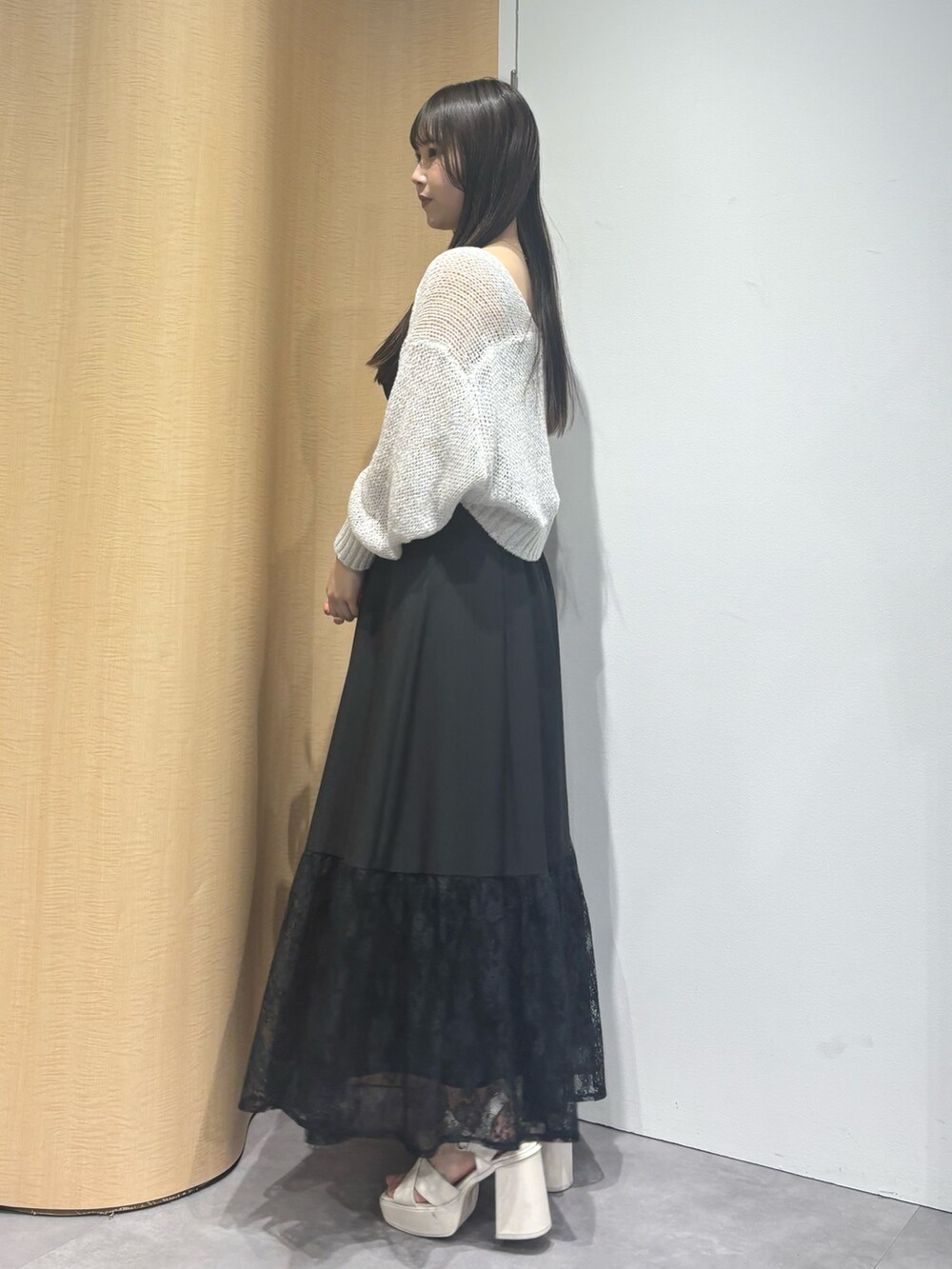 ブラック系のワンピース、ホワイト系のサンダル、ホワイト系のカーディガン/ボレロを着用したレディースの夏コーディネートの4枚目の写真