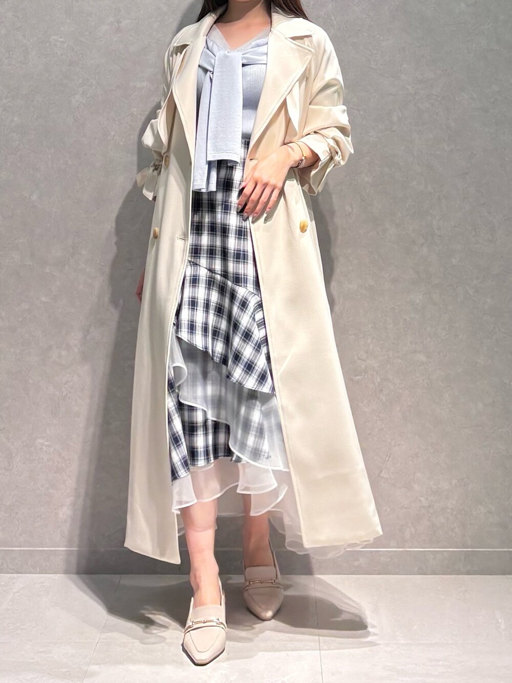 その他のスカート、ブルー系のニット/セーター、ホワイト系のパンプスを着用したレディースの春コーディネートの3枚目の写真