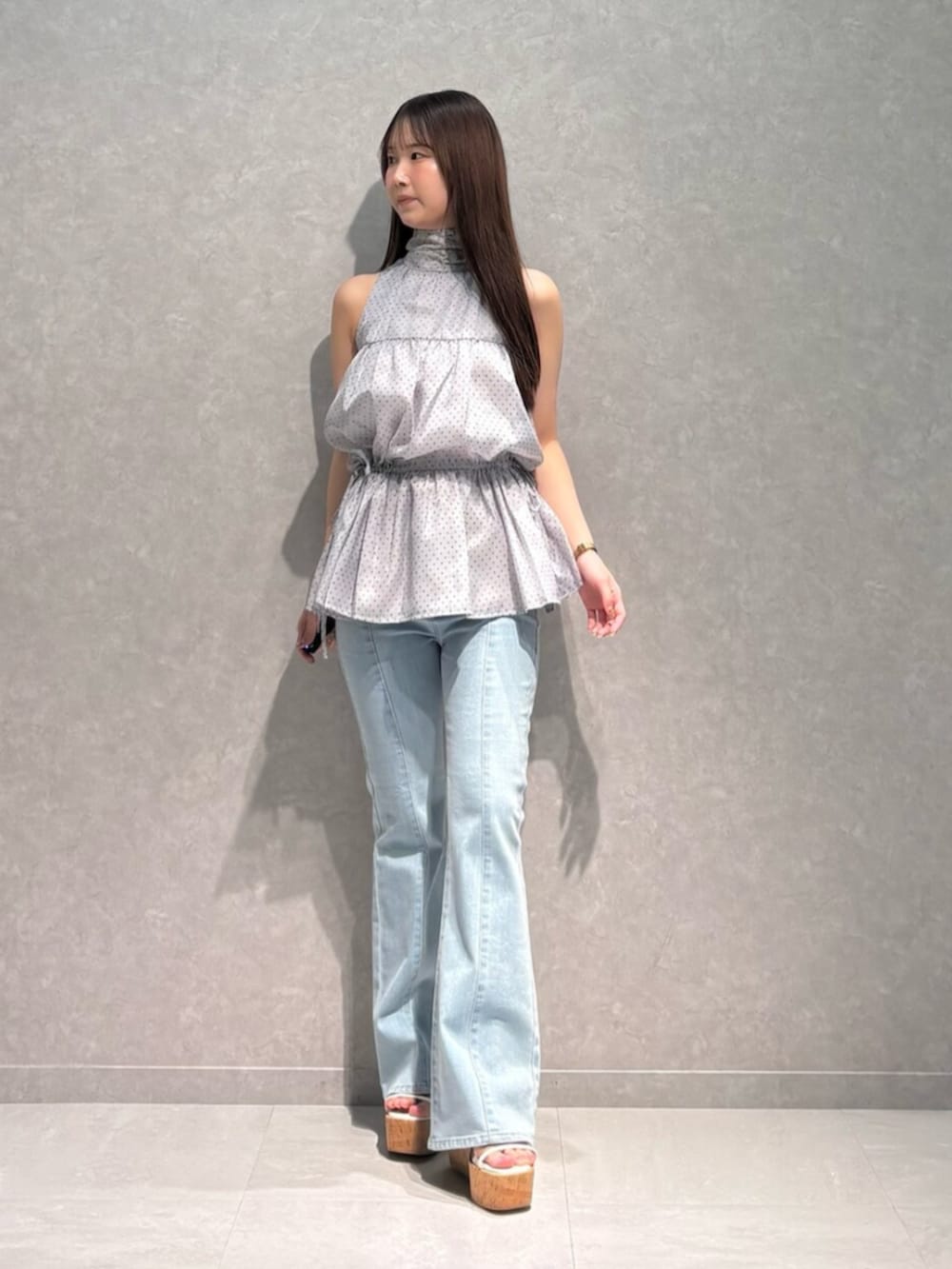 ブルー系のデニムパンツ、その他のサンダル、グレー系のシャツ/ブラウスを着用したレディースの夏コーディネートの2枚目の写真