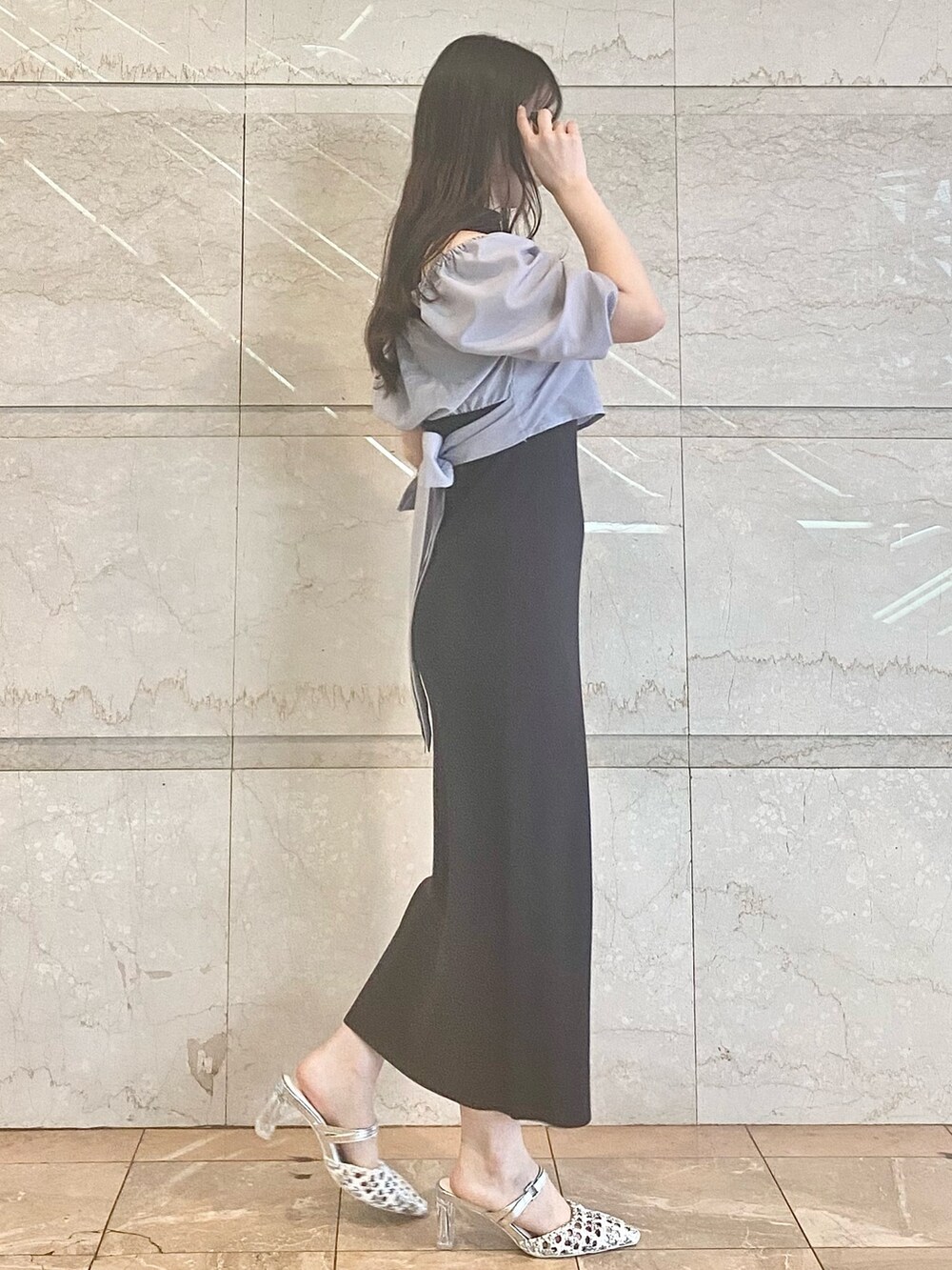 ブルー系のワンピース、シルバー系のパンプスを着用したレディースの春コーディネートの6枚目の写真