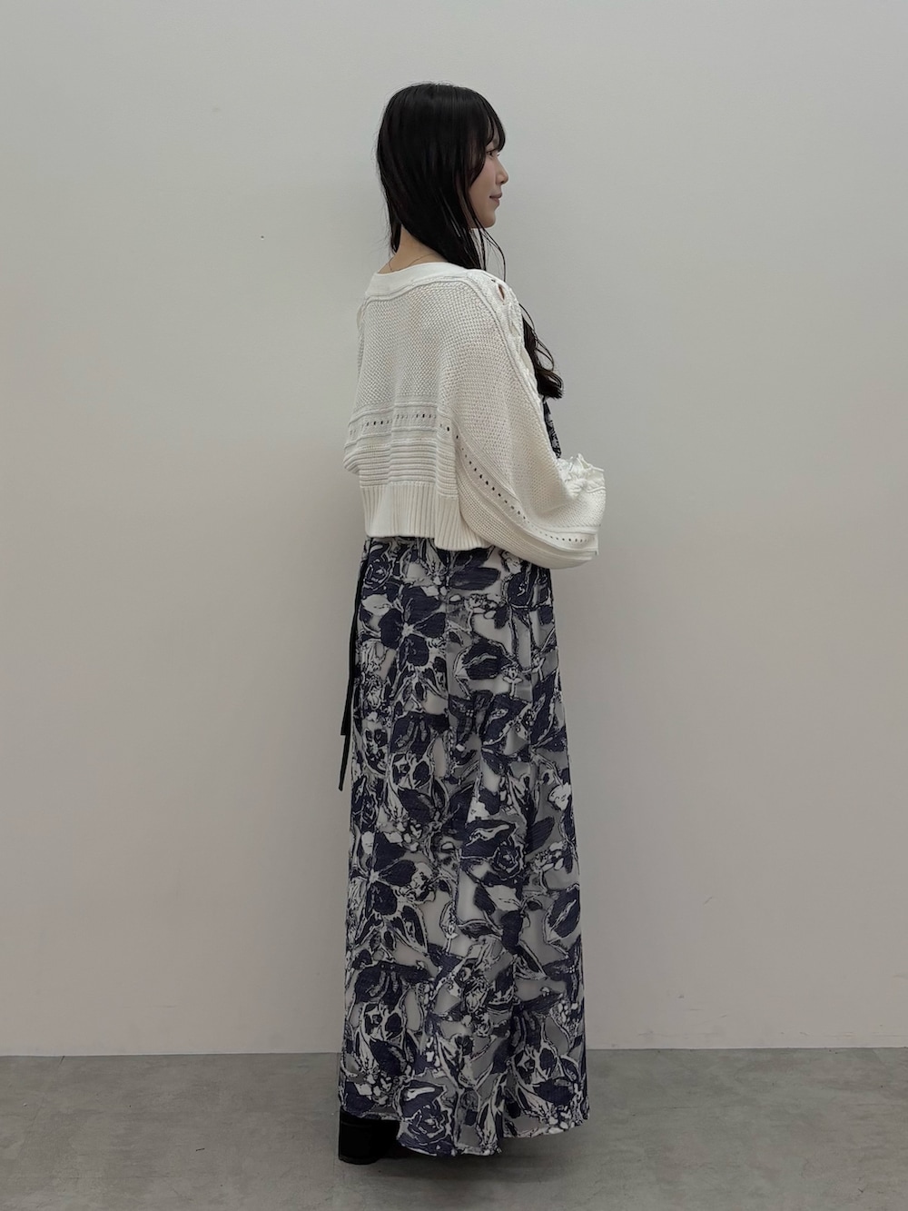 ブルー系のワンピース、ブラウン系のブーツ、ホワイト系のカーディガン/ボレロを着用したレディースの秋コーディネートの4枚目の写真