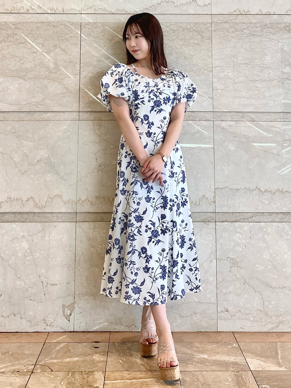 ホワイト系のワンピース、その他のサンダルを着用したレディースの夏コーディネートの3枚目の写真