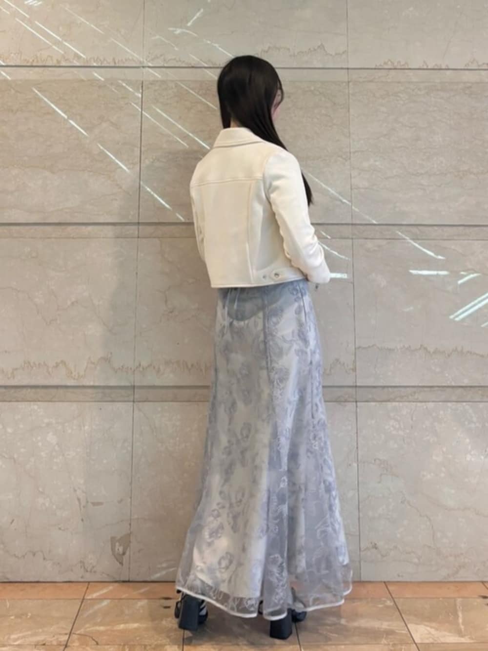 「春服コーデ、オトナカワイイ、ootd」｜「MERCURYDUOのラインフラワーバックレースアップ刺繍スカート（スカート、ブルー系）」を使った、NANAさん（レディース・155cm）の春コーディネートの4枚目の写真