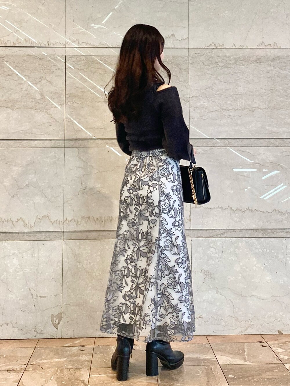 ブラック系のブーツ、ブラック系のショルダーバッグ、グレー系のニット/セーターを着用したレディースの秋コーディネートの3枚目の写真