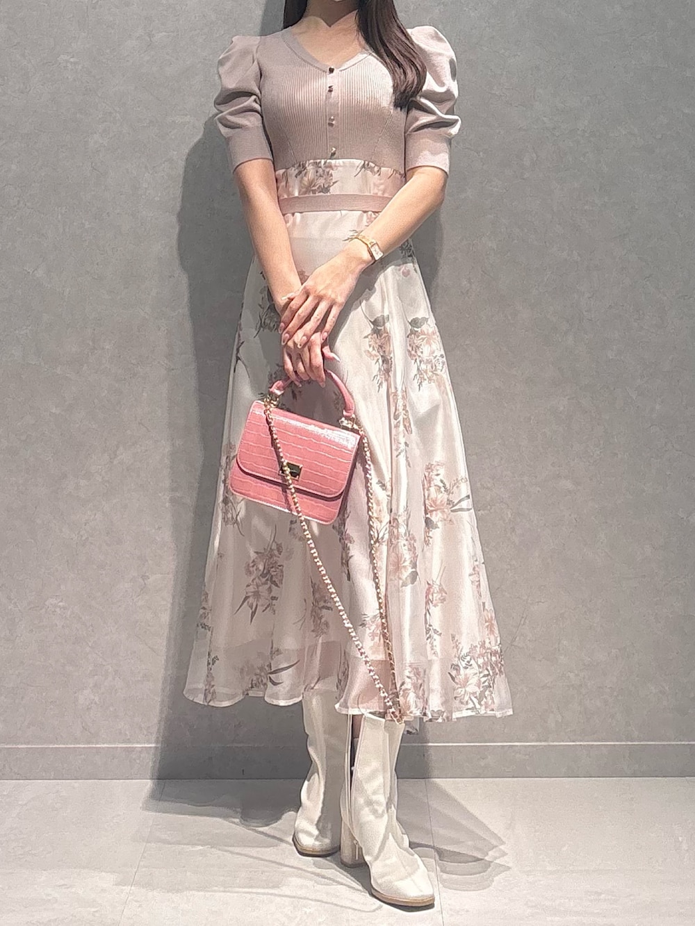 ベージュ系のワンピース、ホワイト系のテーラードジャケット、ホワイト系のブーツを着用したレディースの春コーディネートの8枚目の写真